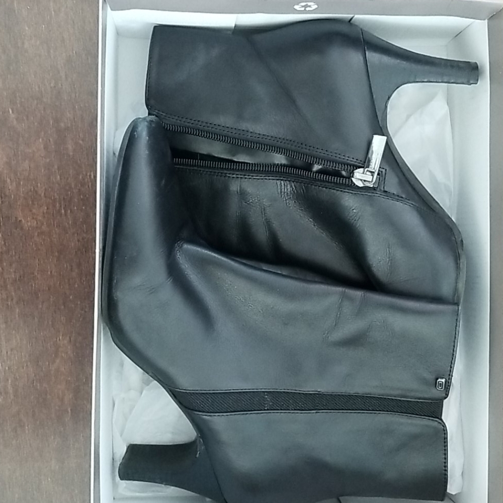 Leather black boots.